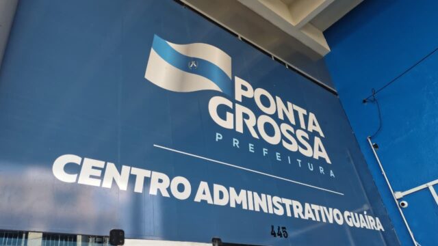 Fachada externa com letreiro do Centro Administrativo Guaíra em Ponta Grossa