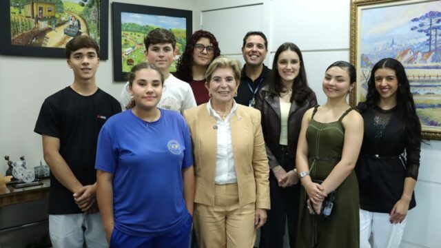 Estudantes do programa Câmara Jovem posam para foto ao lado de autoridades em visita institucional