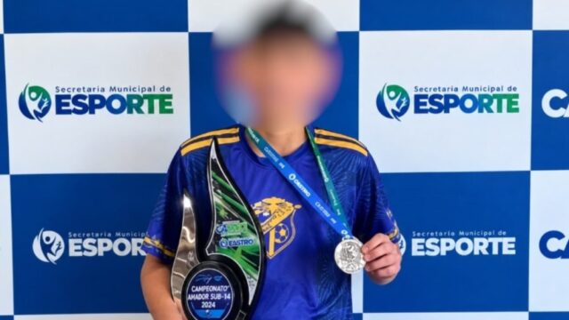 Adolescente com medalha no pescoço e troféu do Campeonato Amador Sub-14 de 2024 na mão
