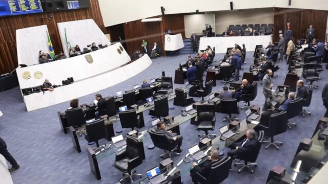 Vista superior do plenário da Assembleia Legislativa do Paraná com deputados estaduais sentados