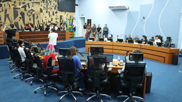 Estudantes sentados nas bancadas do plenário da Câmara Municipal de Ponta Grossa durante sessão