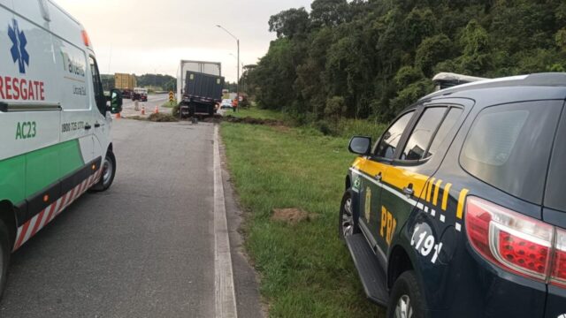 Viaturas da polícia rodoviária e de resgate estacionadas na rodovia BR-116 após acidente
