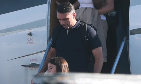 O senador Flávio Bolsonaro desembarca de aeronave acompanhado da família em aeroporto nos Estados Unidos