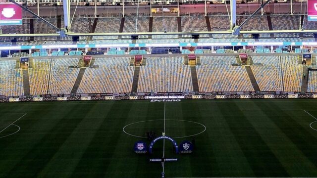 Visão ampla do gramado e das arquibancadas do Maracanã antes de jogo do Brasileirão