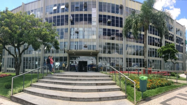 Fachada principal do edifício da Prefeitura de Ponta Grossa com escadaria de acesso e ampla fachada de vidro