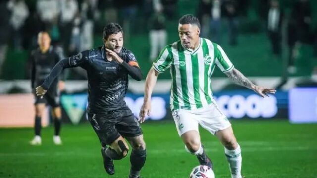 Jogadores disputam a bola durante partida entre Juventude e Operário-PR pela Série B