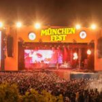 Público assiste a show em frente ao palco principal da Münchenfest em Ponta Grossa à noite