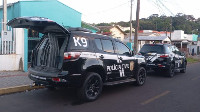 Duas viaturas da Polícia Civil do Paraná estacionadas na rua