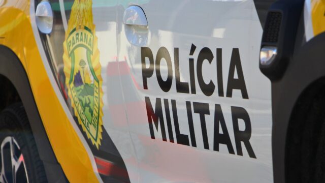 Detalhe da lateral de viatura da Polícia Militar do Paraná