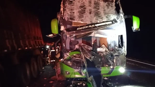 Ônibus da Amazon Bus Connection com a frente destruída após grave acidente na rodovia