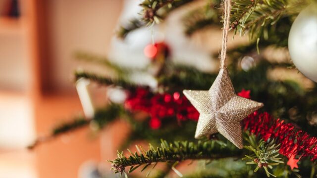 Enfeite em formato de estrela pendurado em árvore de Natal