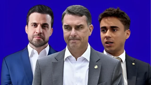Três homens de terno e camisa social posicionados lado a lado com fundo azul